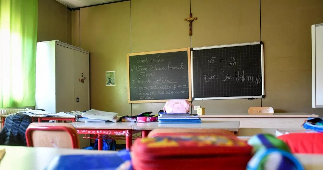 Proteste contro la Giunta nel Salernitano: Aule Scolastiche in un Edificio con un Centro Scommesse