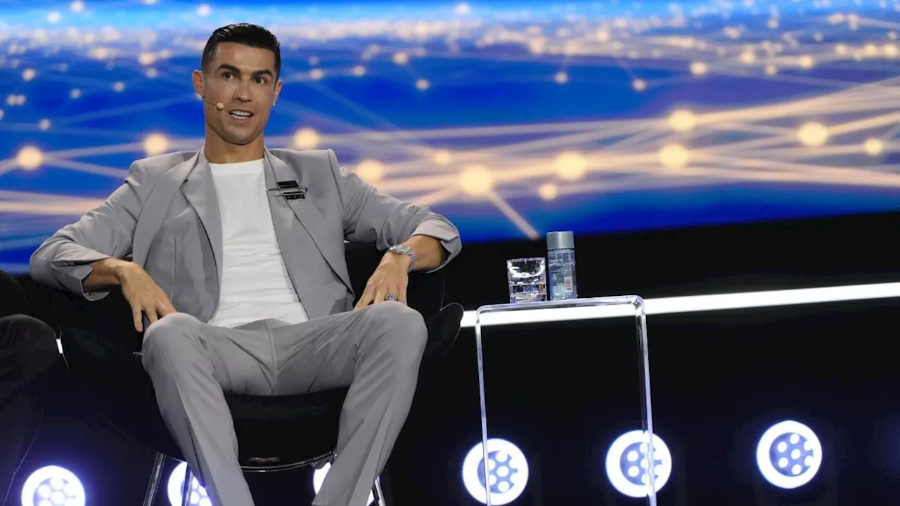 Cristiano Ronaldo riceve il premio come miglior giocatore in Medio Oriente ai Globe Soccer Awards