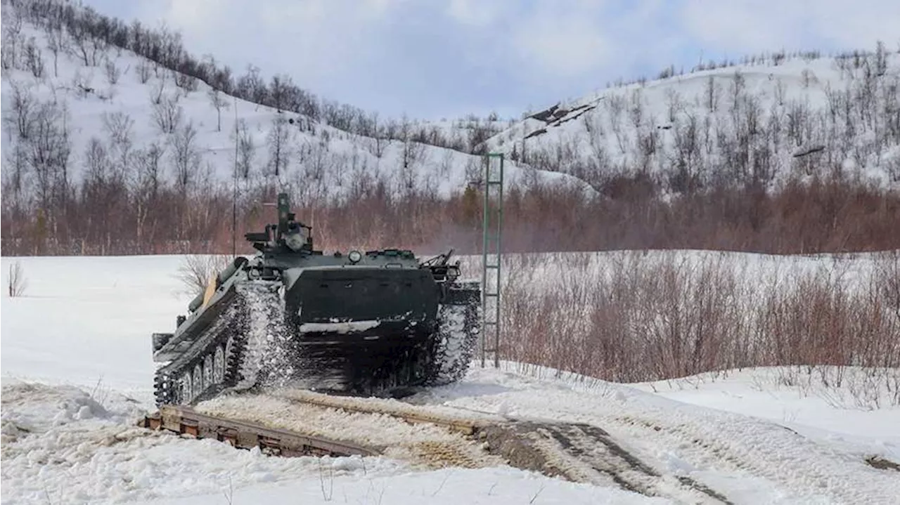 Экипажи танка Т-80БВМ поразили огневые точки ВСУ в Запорожской области