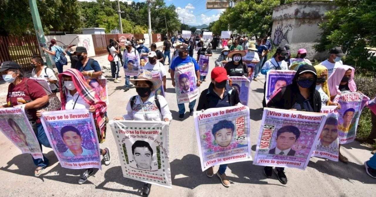 ¡Justicia! Padres de los 43 normalistas de Ayotzinapa marchan rumbo a la Basílica de Guadalupe| VIDEO