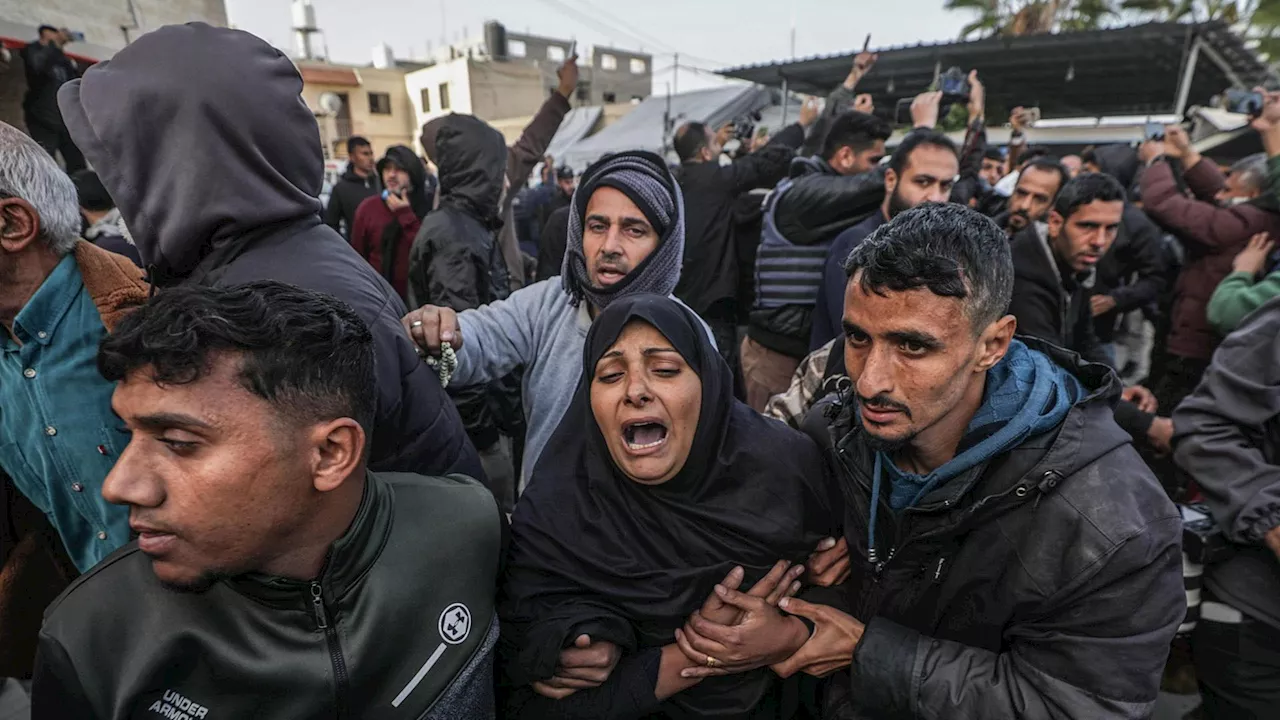 Raid israeliano vicino a un ospedale a Gaza: ci son 50 morti, tra loro 5 medici