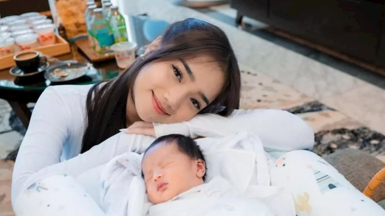 7 Potret Fuji dan Fadly Faisal Jenguk Baby Jyad Anak Shandy Purnamasari dan Gilang Widya yang Baru Lahir