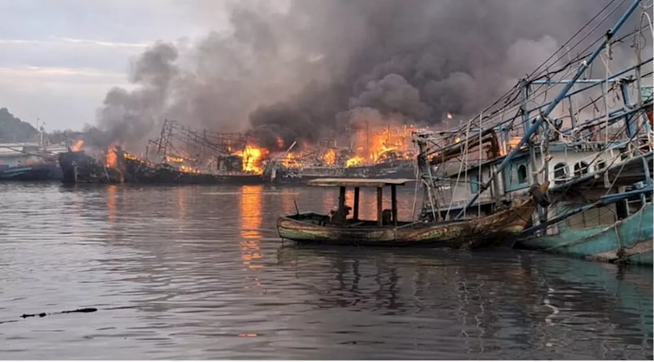 Belum Diketahui Penyebabnya, Sejumlah Kapal di Pelabuhan Tegal Terbakar