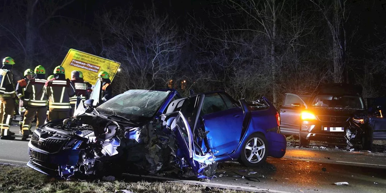 Schwerer Unfall auf Bundesstra&szlig;e in Franken: Zwei Personen eingeklemmt