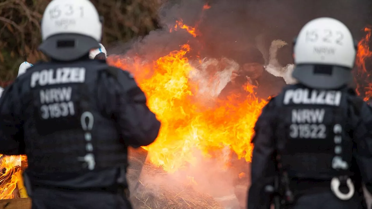 Nordrhein-Westfalen: Mehr Gewalt gegen Polizisten in NRW: 65 Opfer jeden Tag