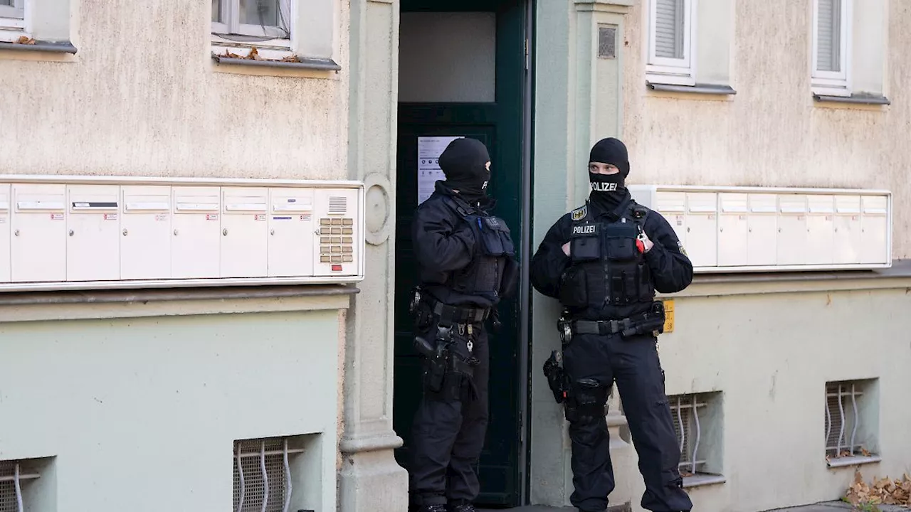 Polizei durchsucht Wohnungen nach Angriff auf SPD-Politiker in Berlin