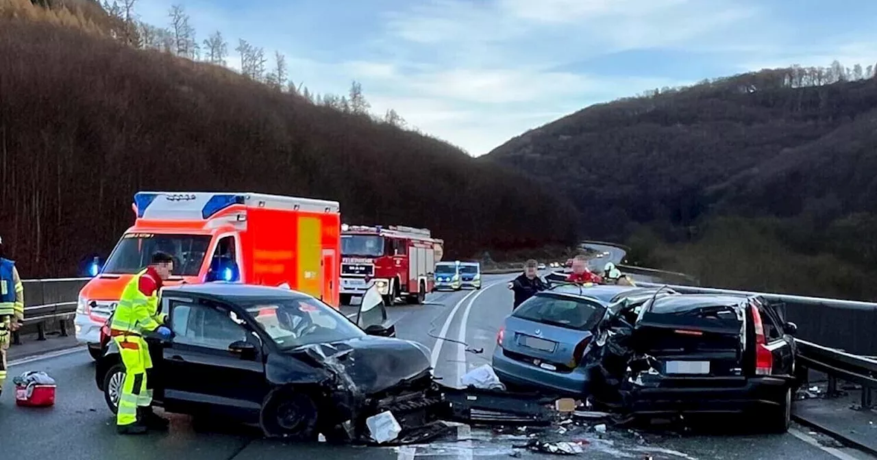 Mehrere Verletzte: Bielefelderin stirbt bei Unfall im Kreis Lippe