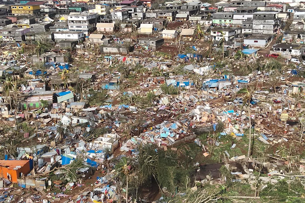 Colère à Mayotte après le cyclone Chido: Bayrou se rend sur place