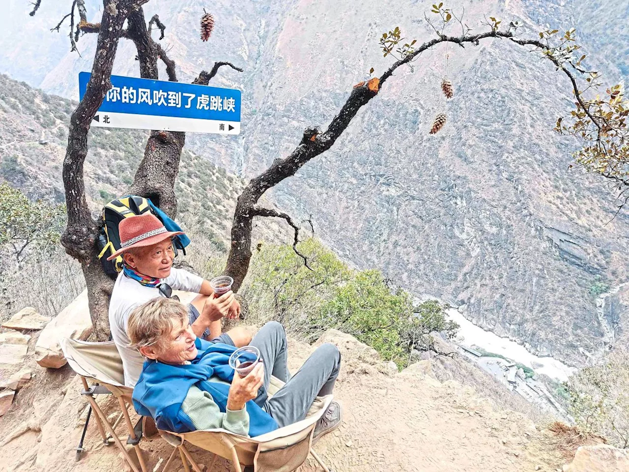 Malaysian couple goes on an adventure through China's Tiger Leaping Gorge