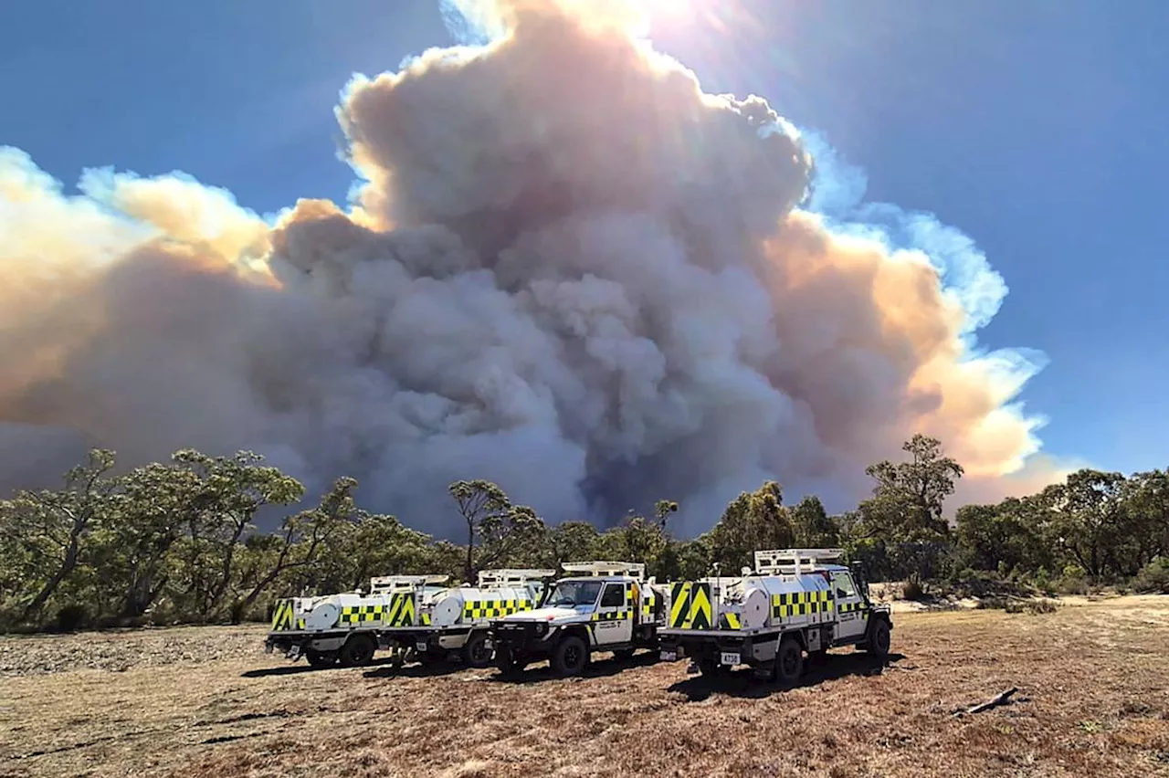 Australie : les pompiers tentent de maîtriser un immense feu de brousse « de la taille de Singapour »