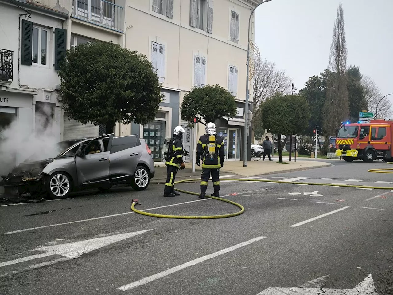 Dax : une voiture prend feu, la circulation perturbée en centre-ville