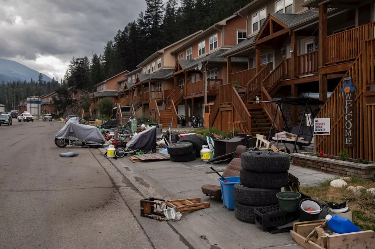 Jasper fire survivors decorate Christmas trees, await rebuilding