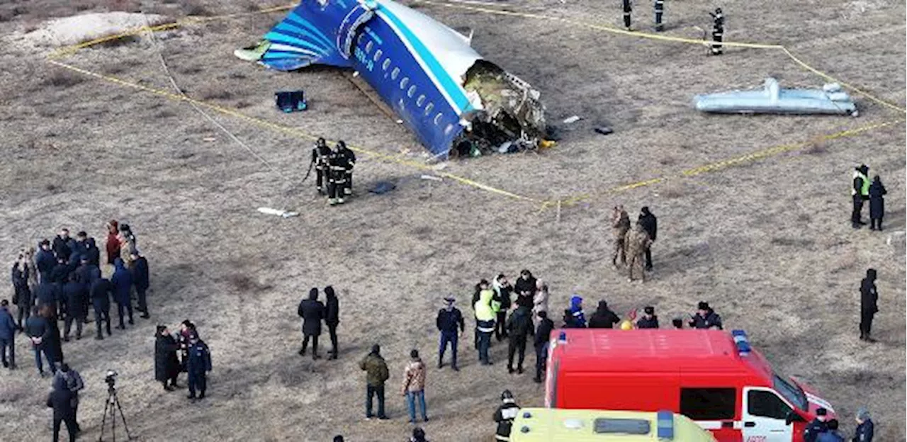 Avião da Azerbaijan Airlines Cai no Cazaquistão Após Desvio de Área de Conflitos