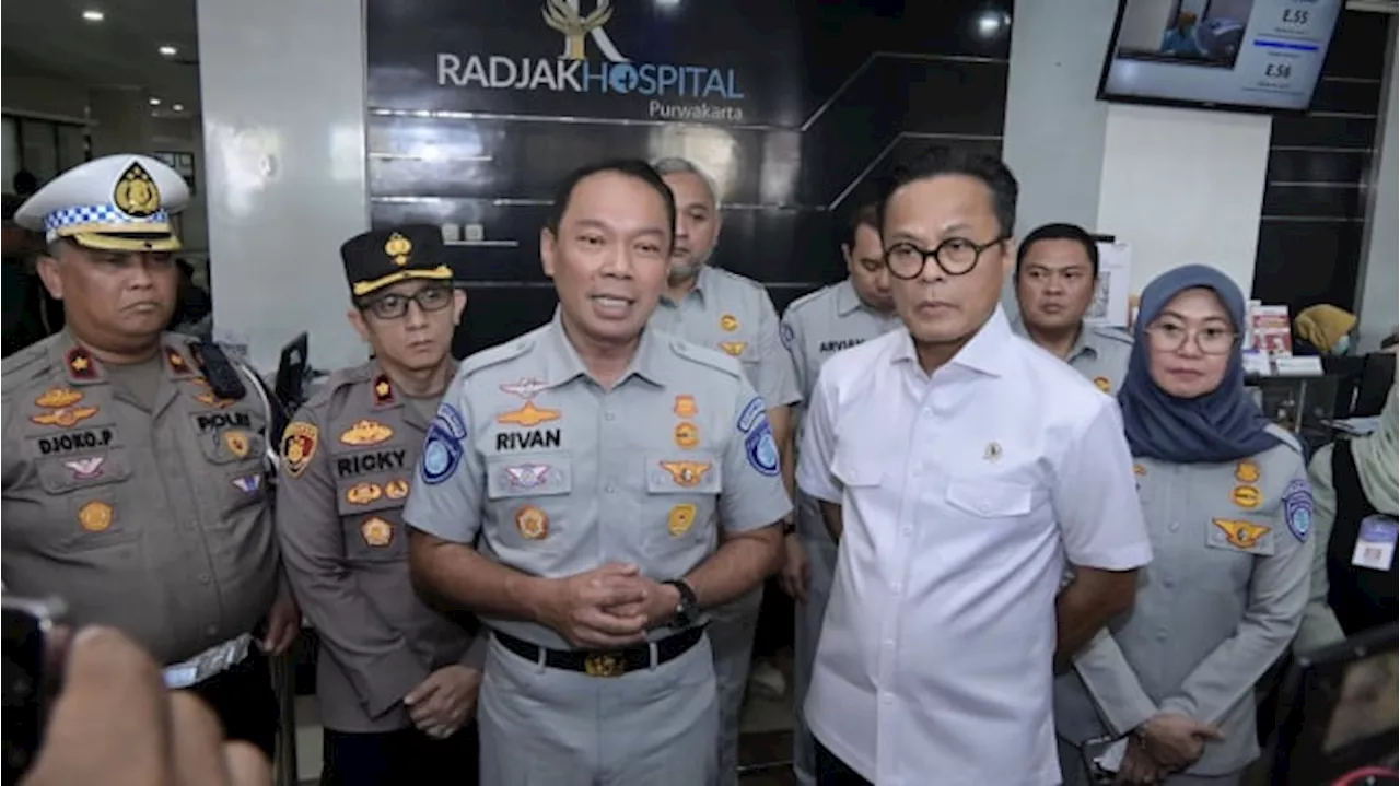 Momen Dirut Jasa Raharja Jenguk Korban Kecelakaan Tol Cipularang di Radjak Hospital