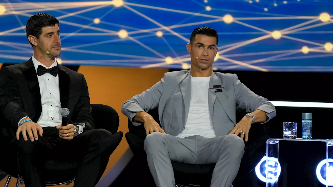 Cristiano Ronaldo is boos en haalt hard uit: 'Ze geven niets om Manchester United'