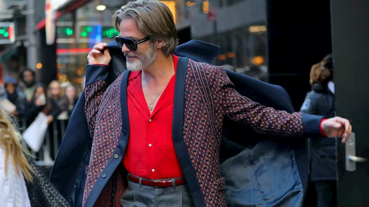 La camicia rossa uomo è il capo giusto per sentirsi eleganti con stravaganza. Specie a Natale e Capodanno