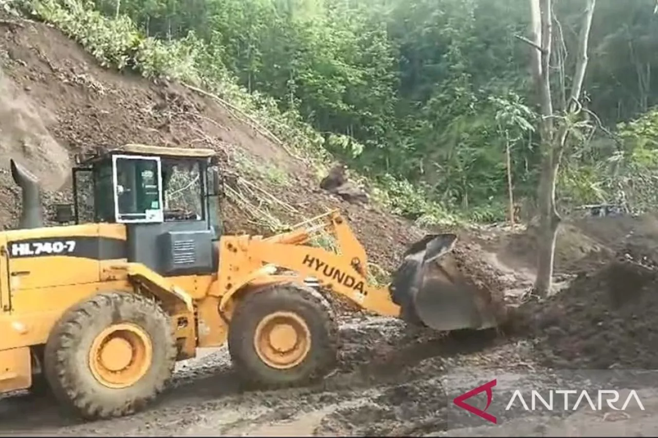 Longsor Susulan Menutup Akses Jalan Nasional di Sukabumi