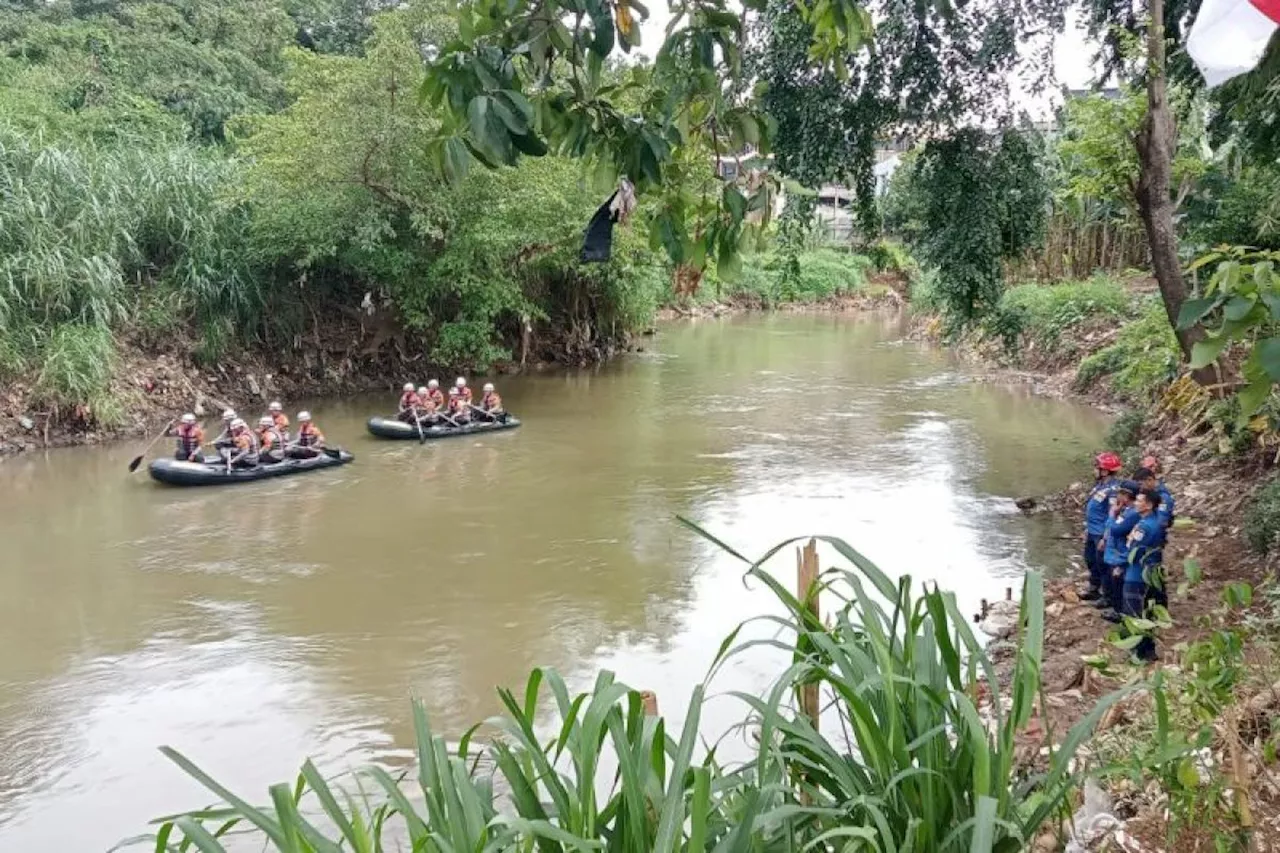 Tim Gabungan Lanjutkan Pencarian Bocah Tenggelam di Kali Ciliwung