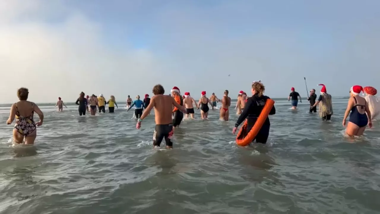 Pas-de-Calais: soixante 'givrés' participent au dernier bain glacé de l'année à Wimereux