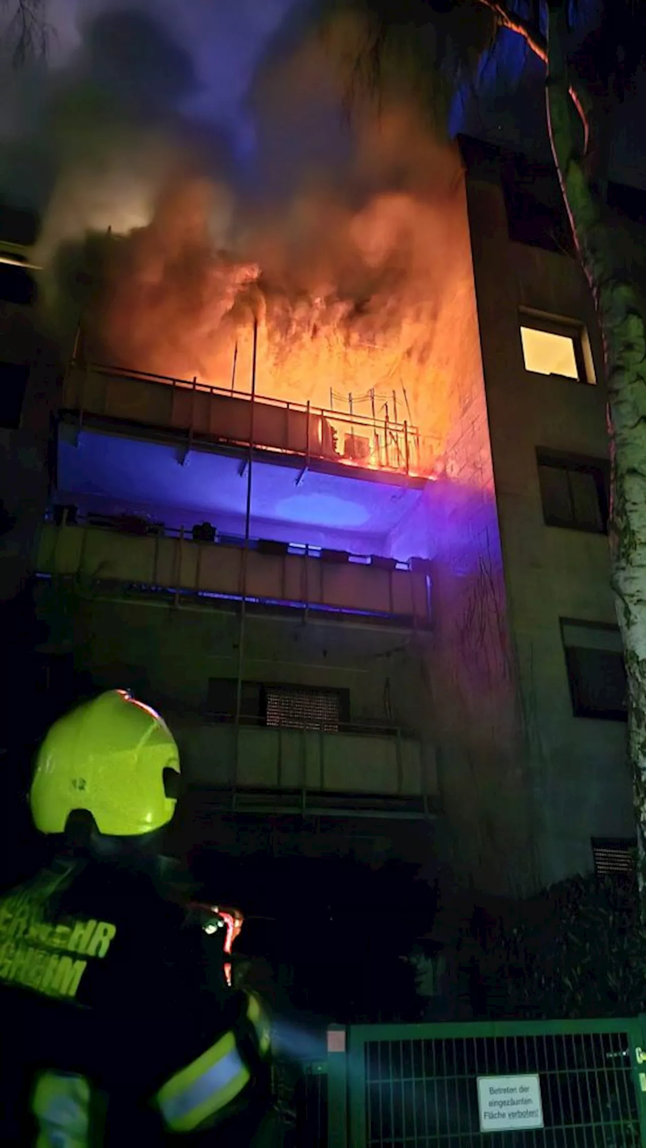 Feuerwehr löscht Balkonbrand in Mehrfamilienhaus in Bergheim - Mehrere Personen evakuiert