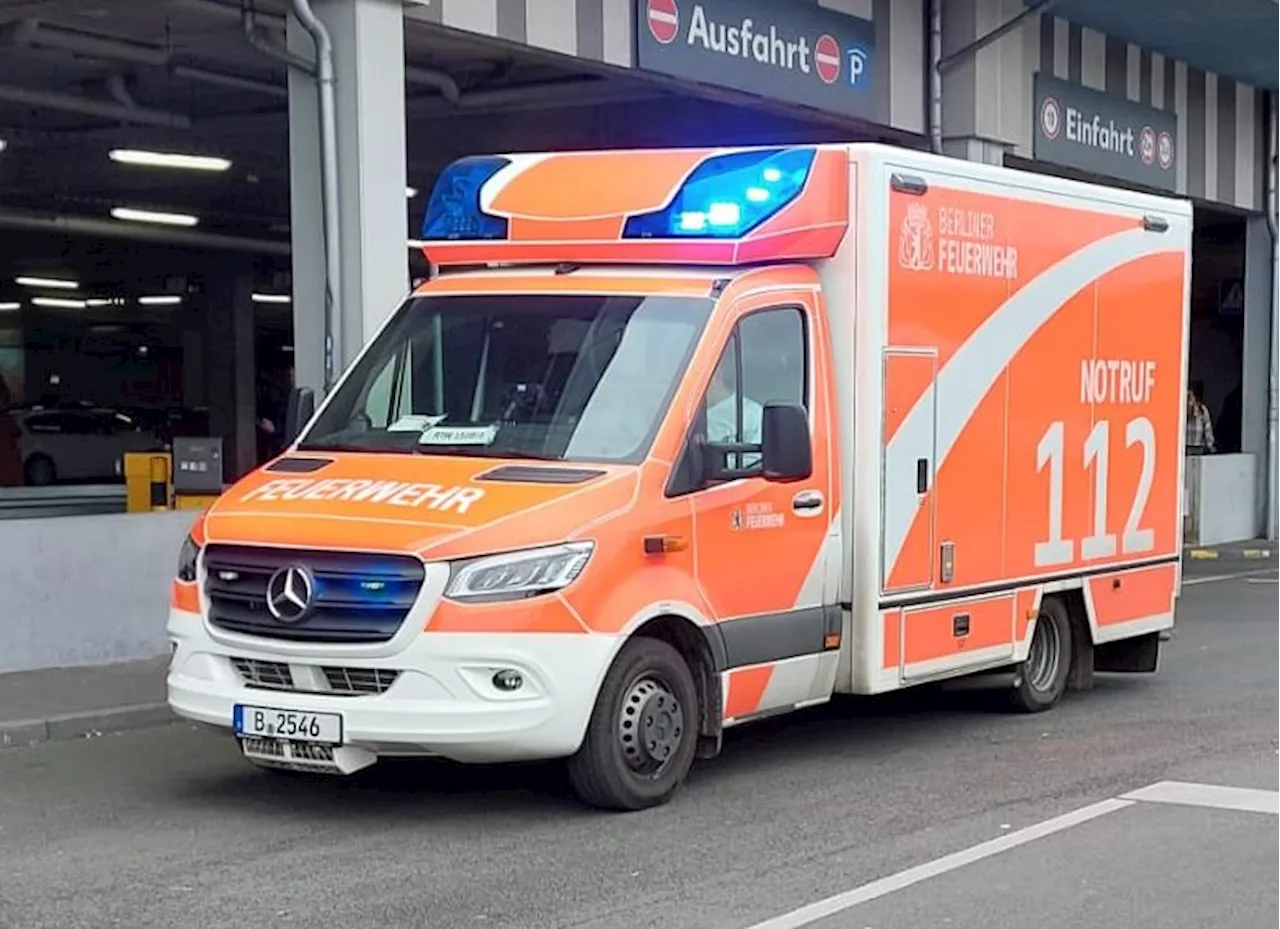 Mann greift Sicherheitspersonal auf dem Bahnhof an