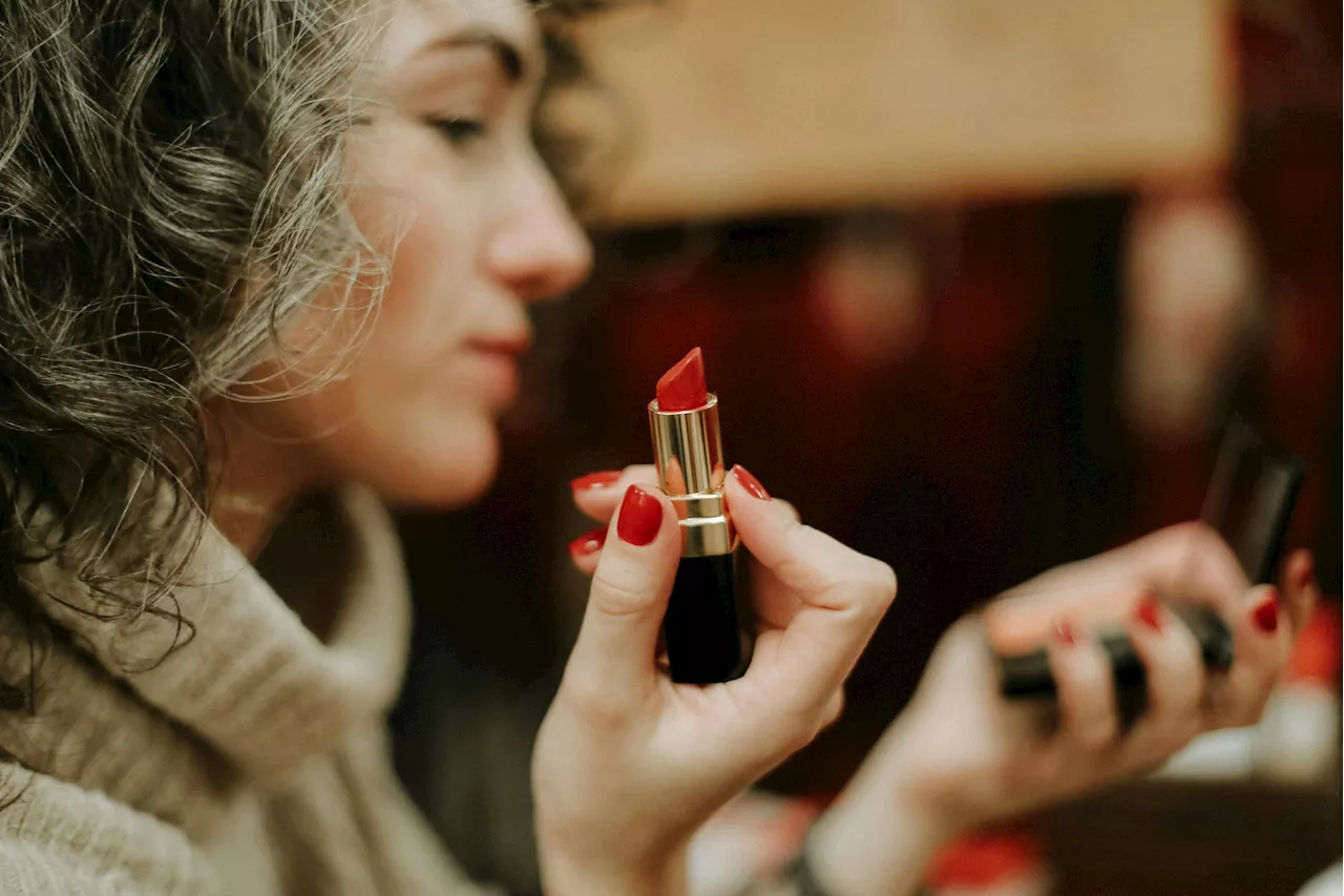 Astuce Make-Up : Appliquer le Rouge à Lèvres Parfait avec un Coton-Tigé