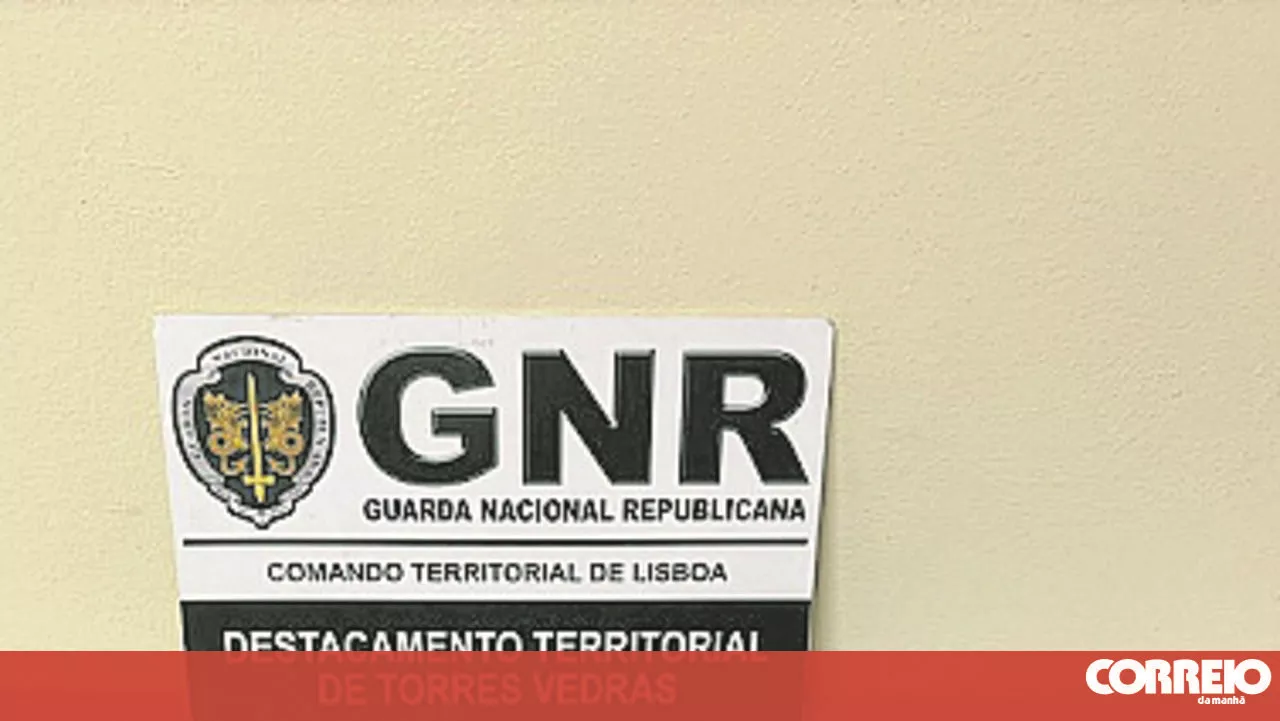 Bêbedo bate na mulher e é preso na fuga em carro com armas