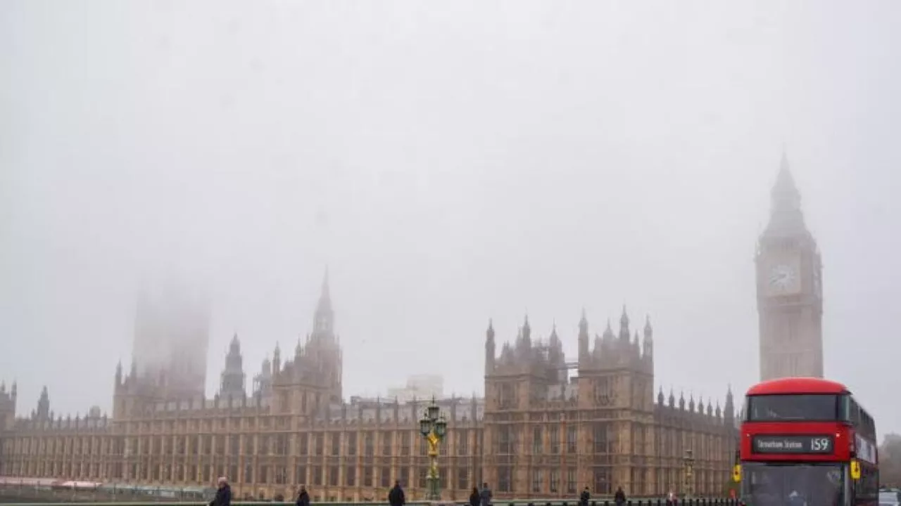 Nebbia a Londra crea caos durante le vacanze