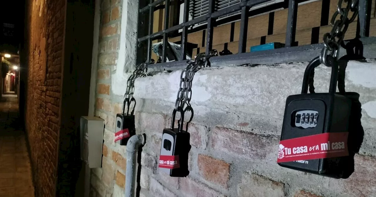 Protesta contro le key box per gli affitti brevi ai turisti