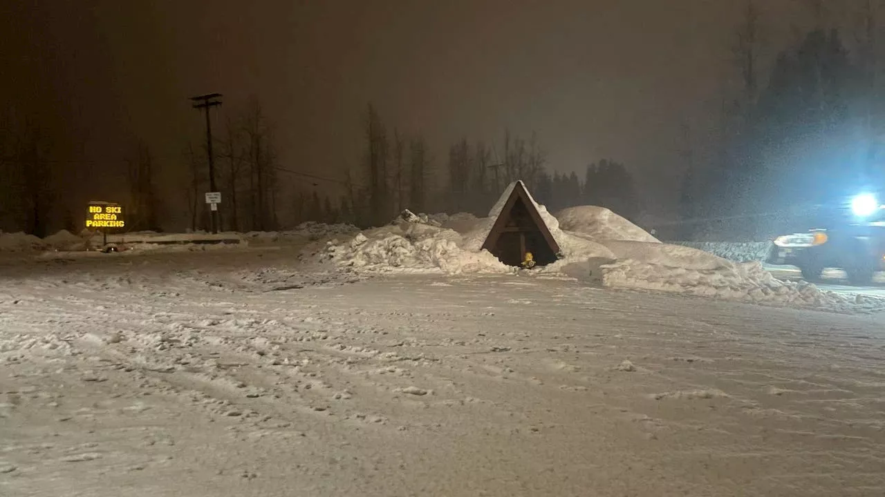 Snow and Fog Cause Travel Hazards at Snoqualmie Pass