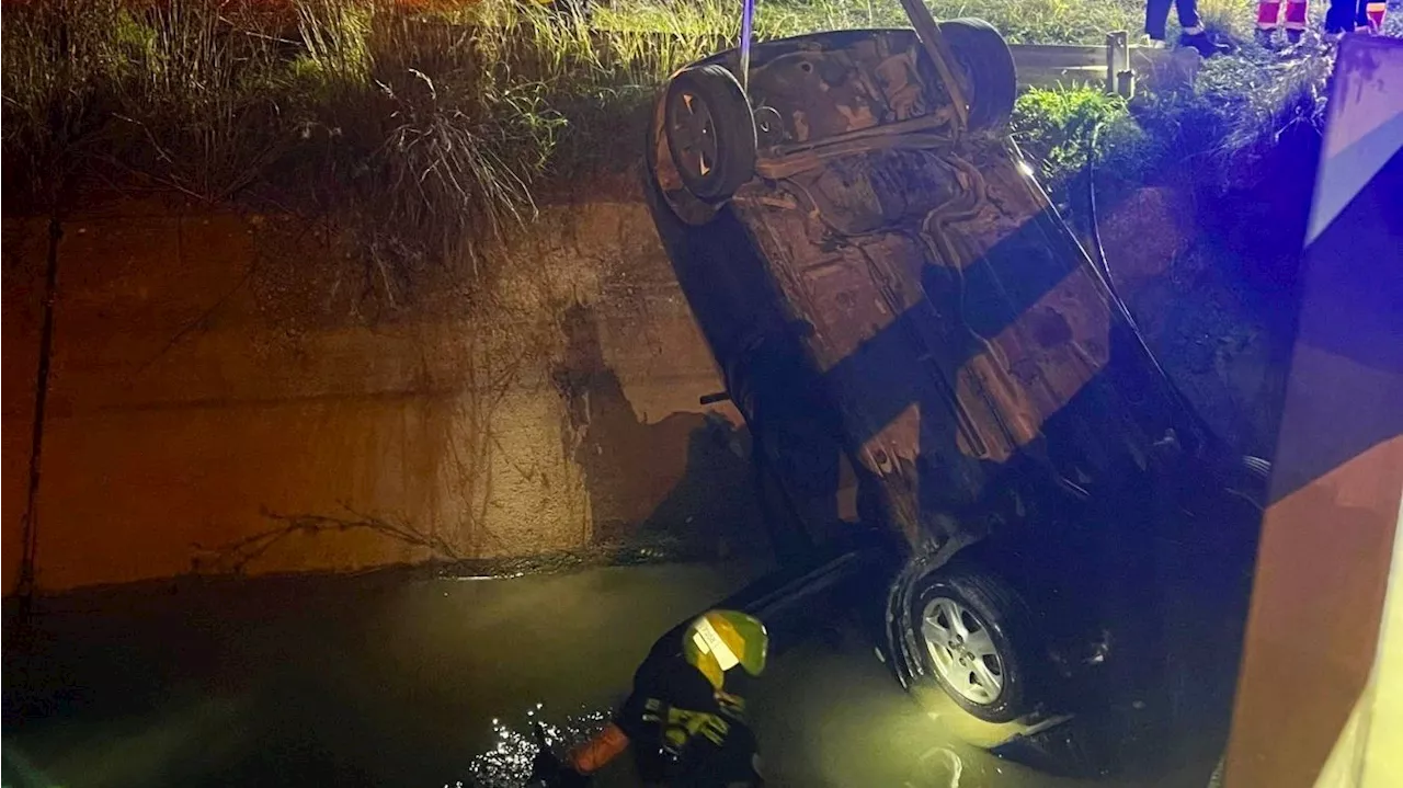 Mujer muere tras caer con su coche a una acequia en Cádiz