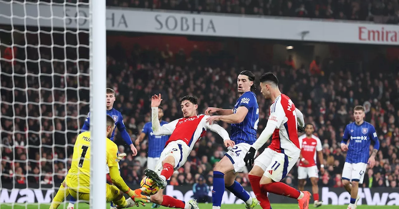 Arsenal Edge Past Ipswich to Stay Close to Liverpool