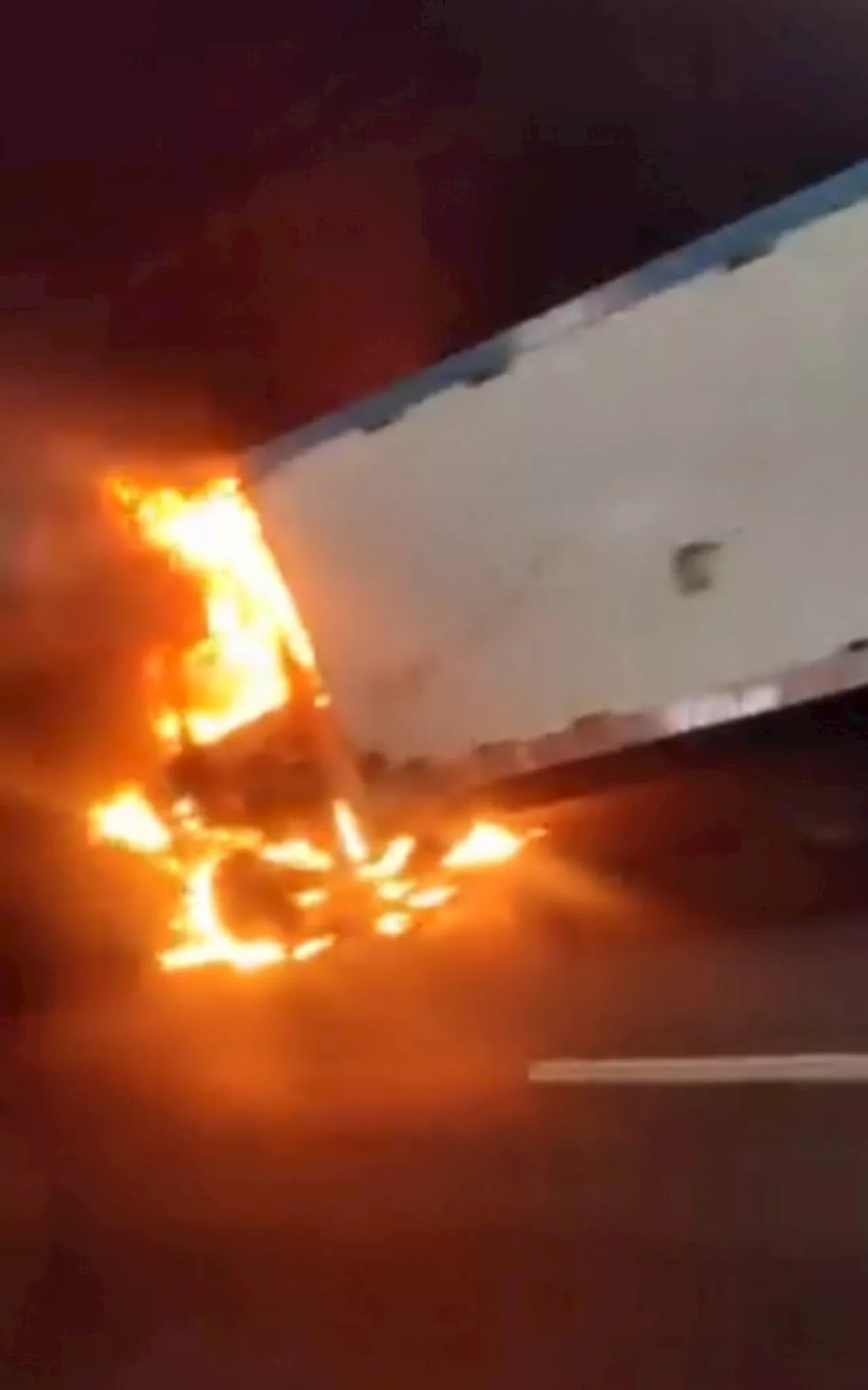 Caminhão Pega Fogo no Túnel da Covanca, na Linha Amarela