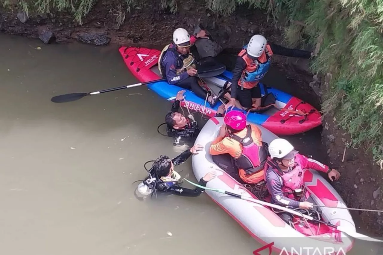 Tim SAR Temukan Jasad Bocah Hanyut di Sungai Ciliwung