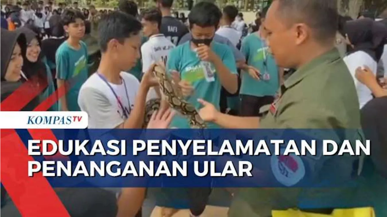 Relawan Berikan Edukasi Penyelamatan Ular ke Murid SMA