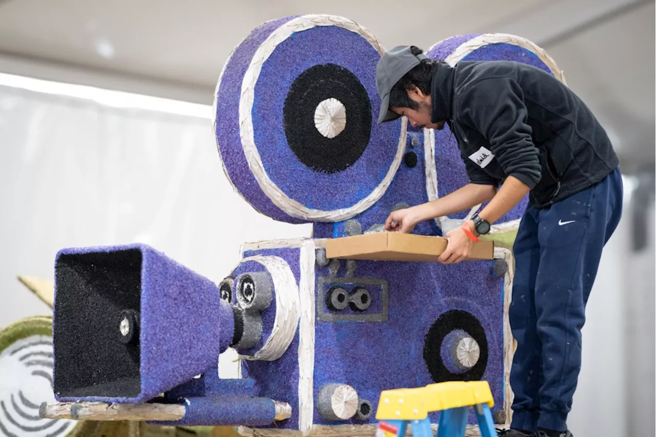 Volunteers Decorate Rose Parade Floats