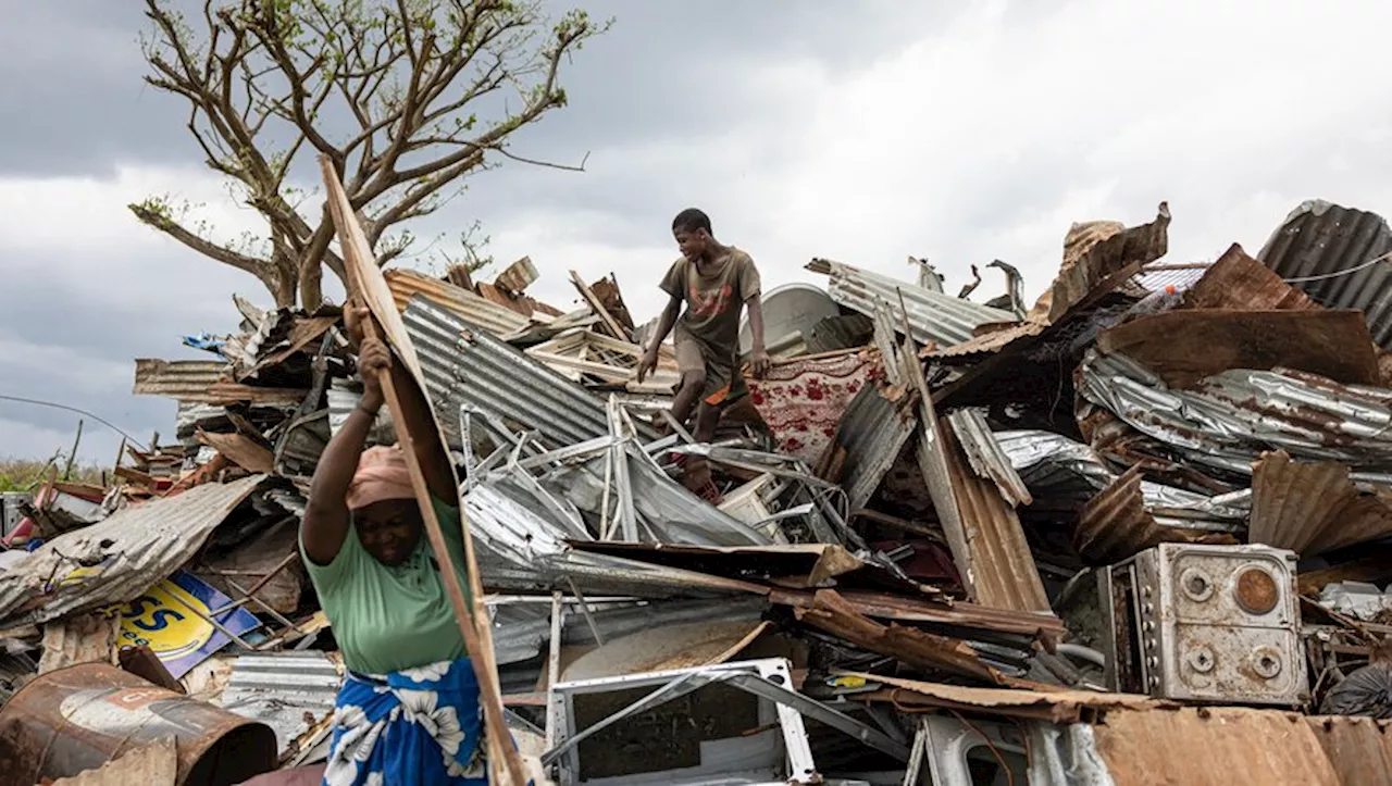 Cyclone Chido à Mayotte : critiqué pour son absence et son désintérêt, comment François Bayrou espère regagner