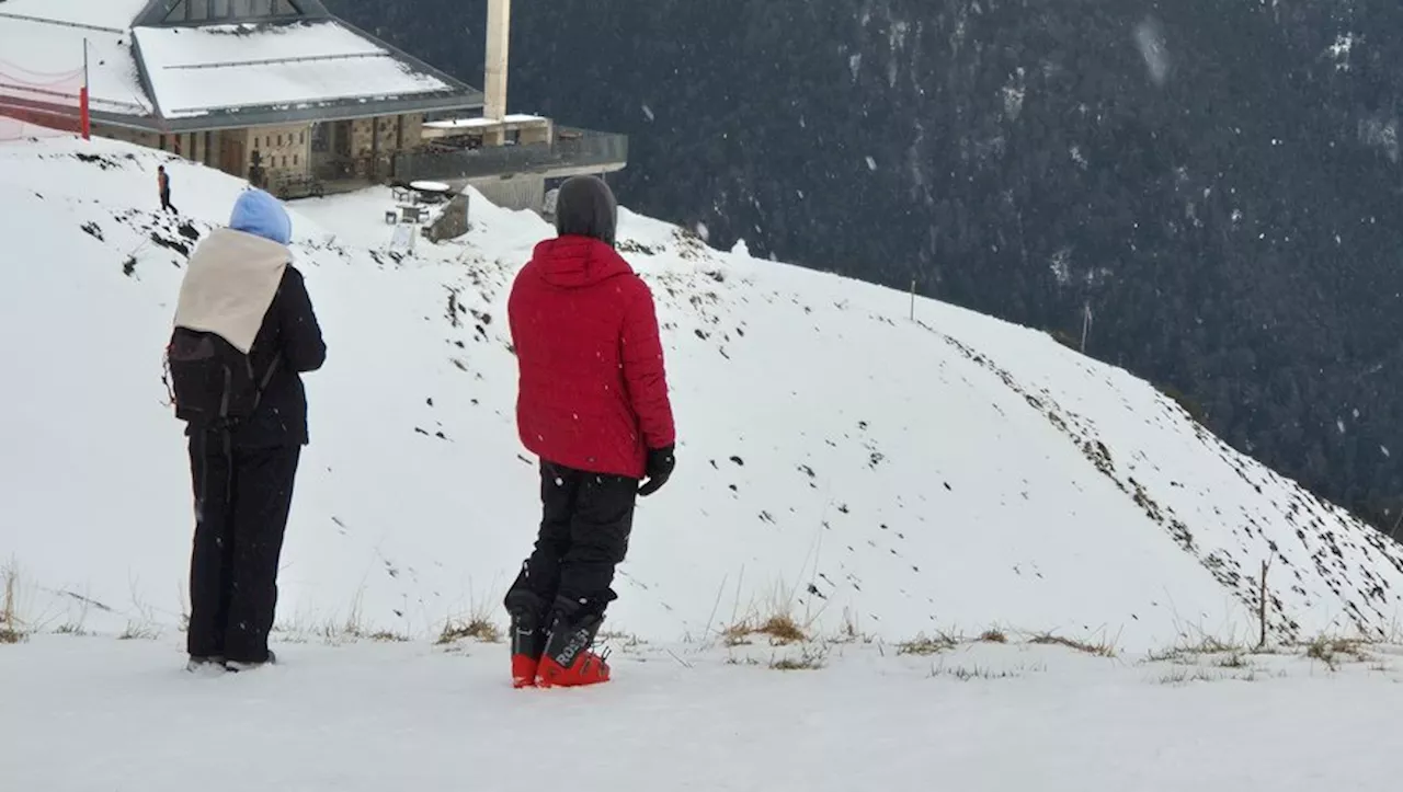 Les Vacanciers de Noël Profitent de la Neige à Luchon Superbagnères