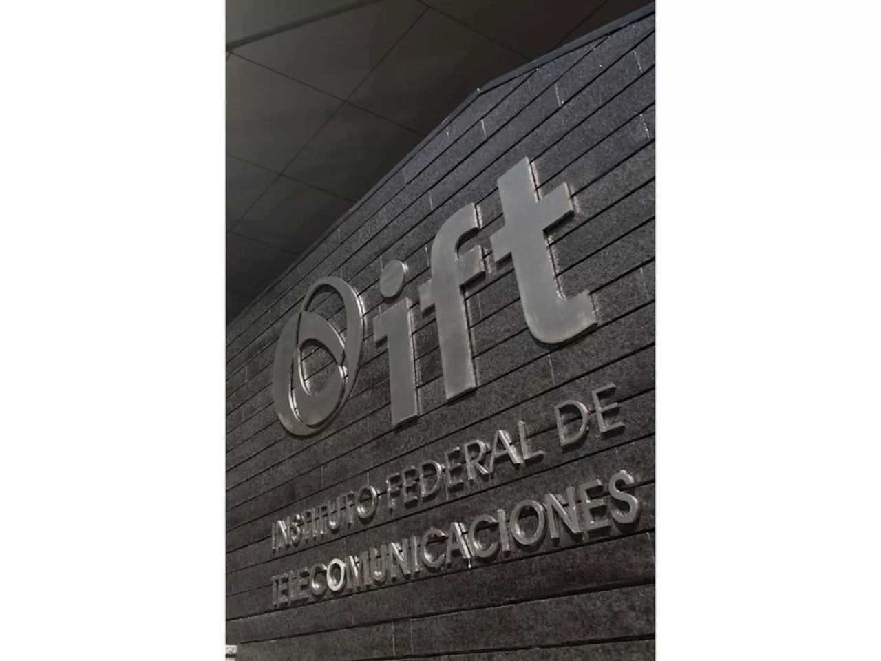 Ex-comisionados del IFT acusados de traficar con espectro radioeléctrico