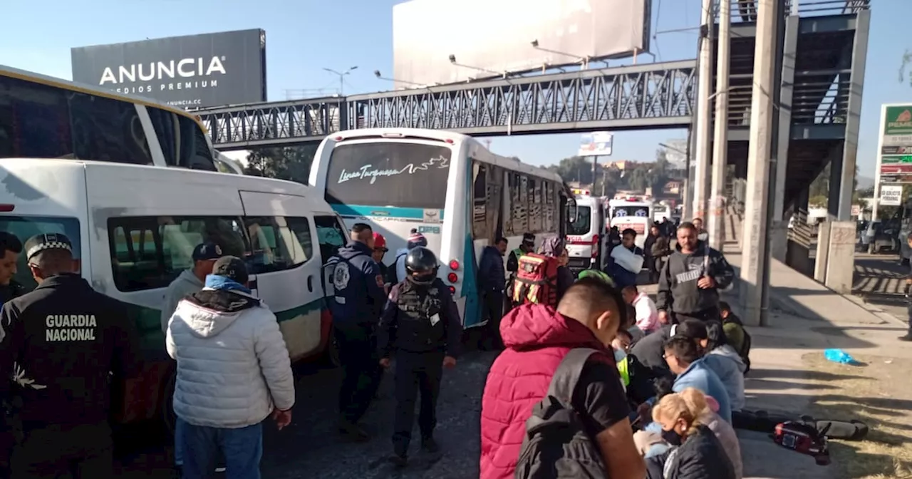 Combi y camión de pasajeros chocan en la México - Pachuca; hay al menos 3 heridos