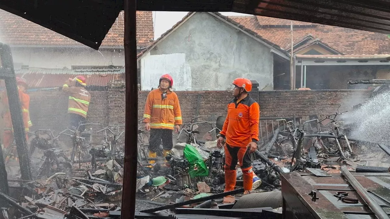 Kebakaran hebat menghanguskan puluhan motor di Kudus