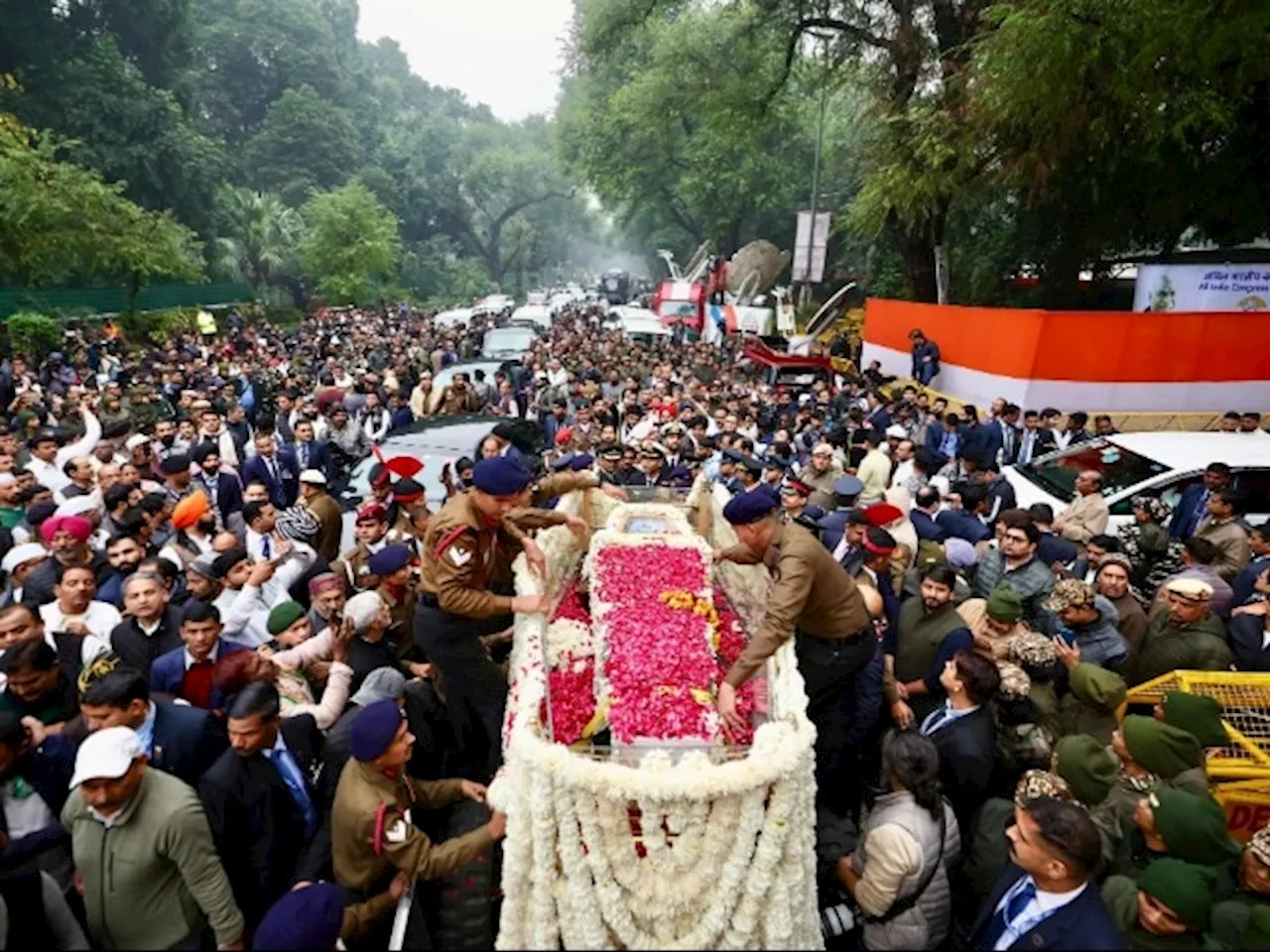 मनमोहन सिंह की अंतिम यात्रा, कांग्रेस नेताओं ने दी श्रद्धांजलि