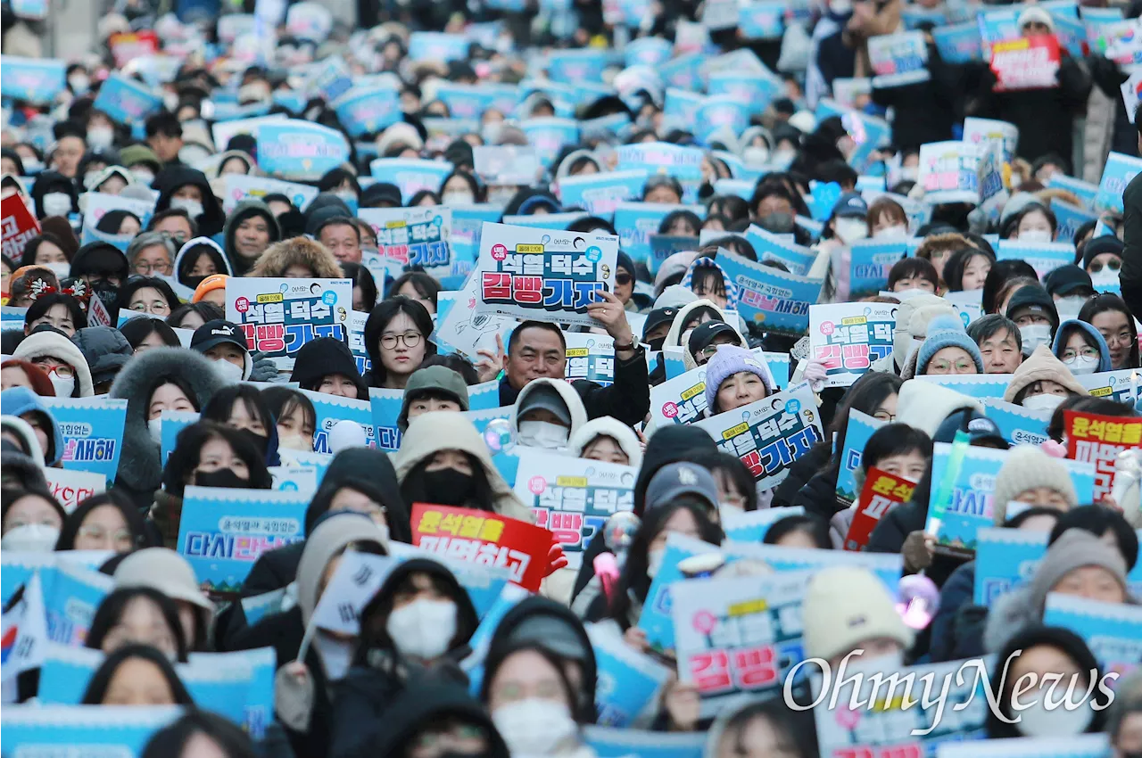 2024년 12.3 내란, 부산 시민 거리로 몰려 '탄핵' 요구