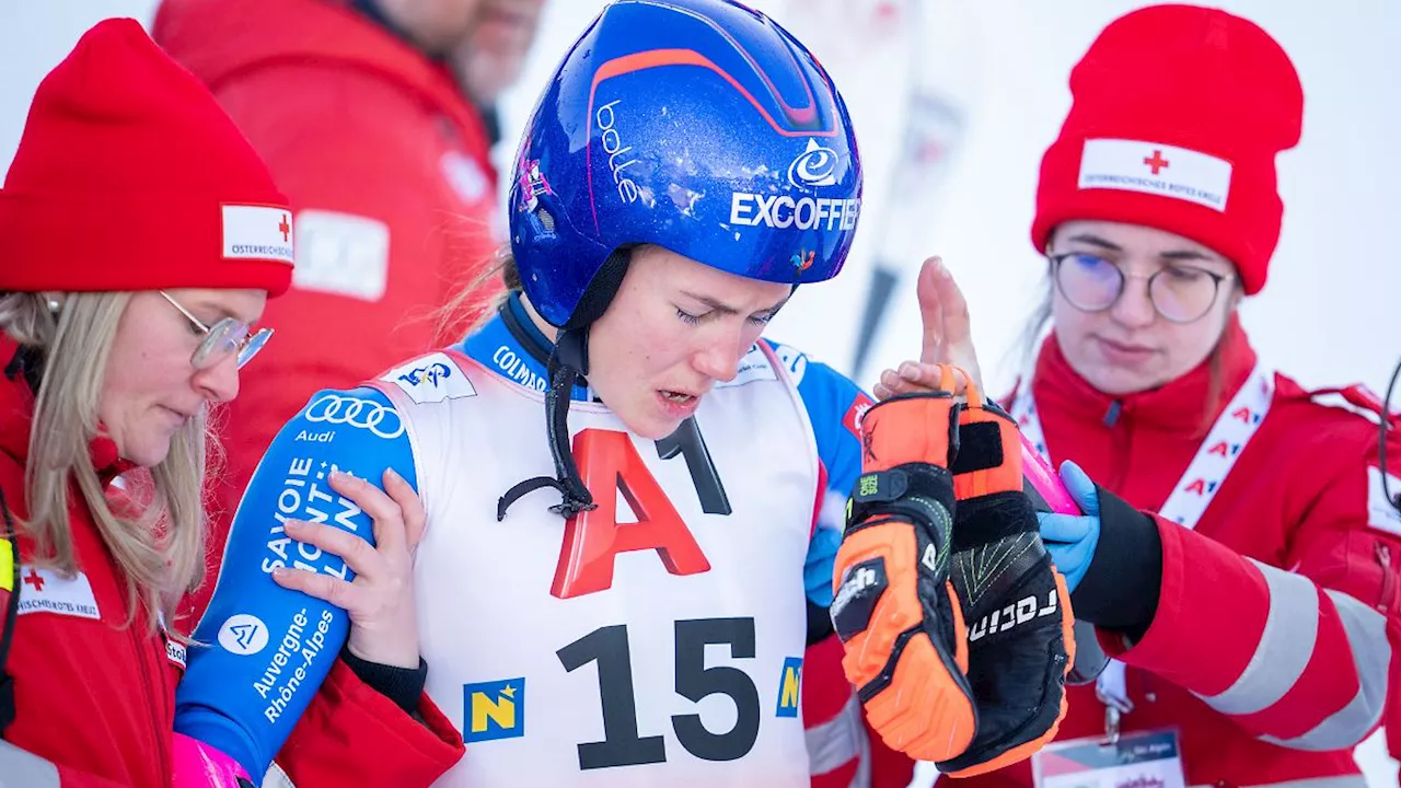 Ski-Rennläuferin Clara Direz (Frankreich) stürzt bei Riesenslalom-Abfahrt