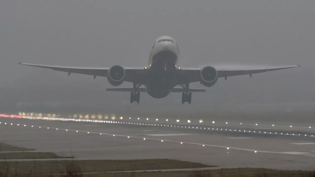 UK Fog Causes Flight Delays, Disrupts Travel Plans