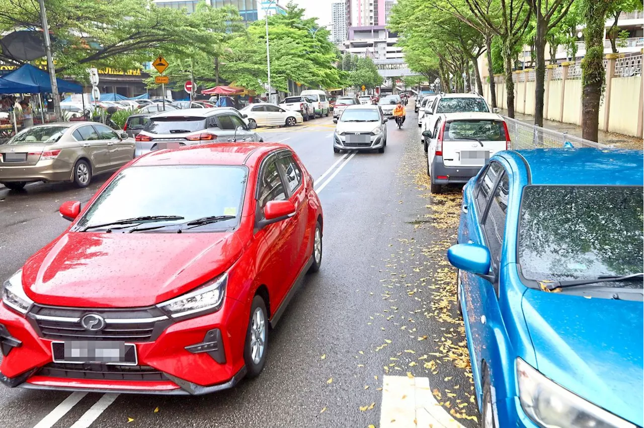 Indiscriminate Parking Causes Traffic Woes on Jalan Danau Saujana