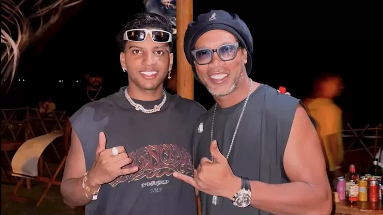 Ronaldinho se conecta con el futuro del fútbol brasileño