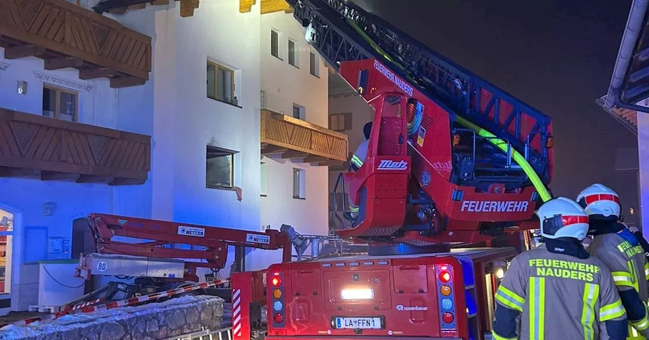 Zweimal Brandalarm in Wohnanlage in Pfunds: Zuerst Küche, dann Dachstuhl in Flammen