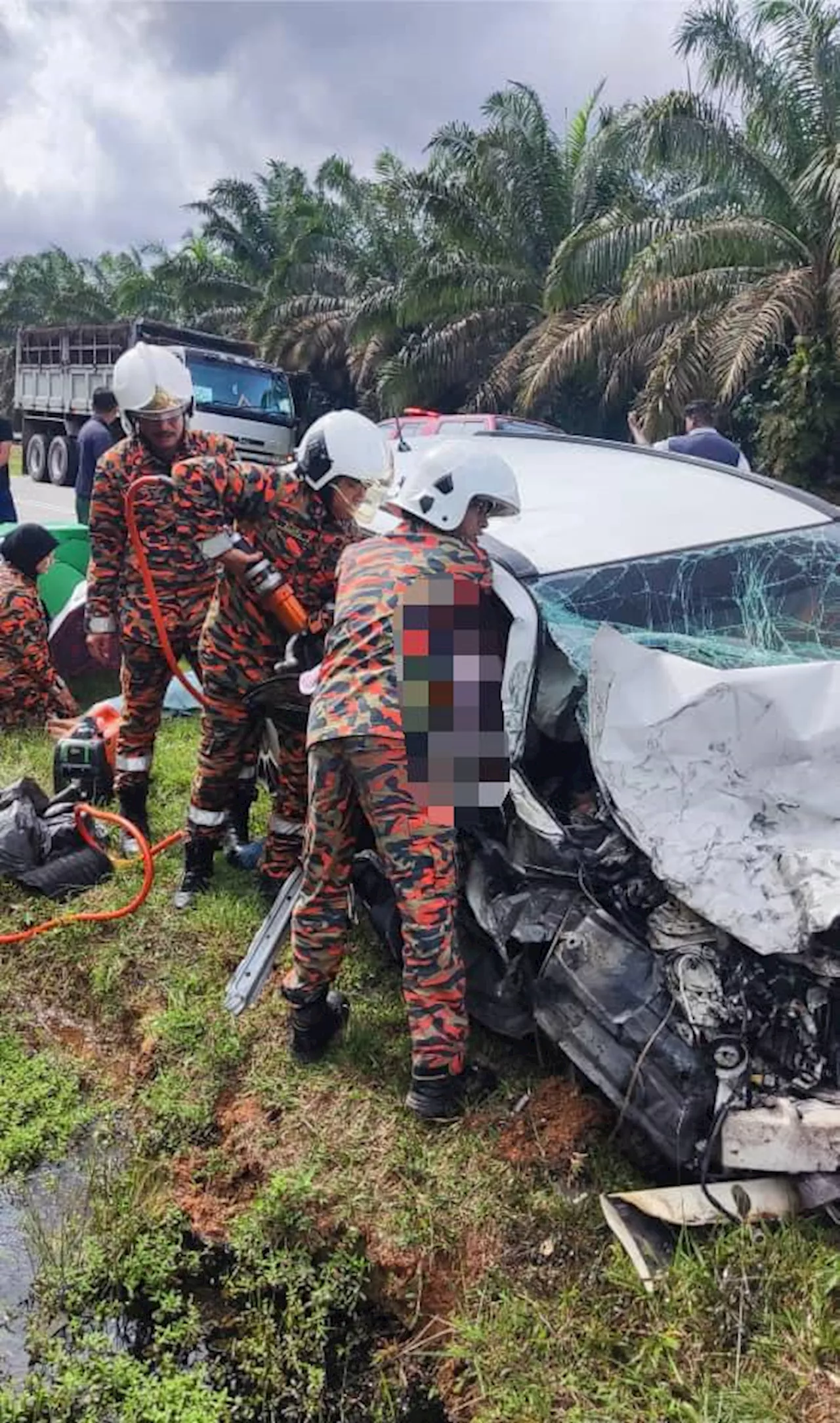 Family of 8 Injured in Truck-Car Collision in Mersing