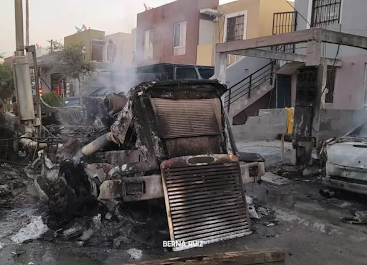 Evacuan cinco viviendas por incendio de vehículos en Nuevo León